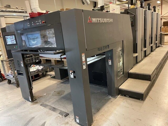 Mitshubishi V3000, khổ 75x105cm, 4 màu, năm 2012