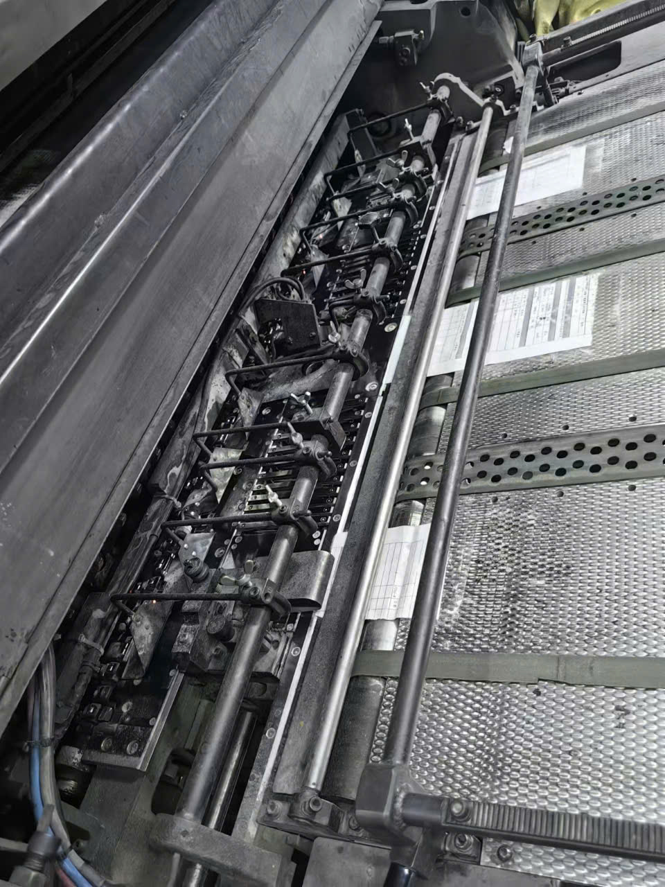 Mitsubishi D3000, 6 màu +1 tráng phủ, lắp kẽm tự động, 72x102cm