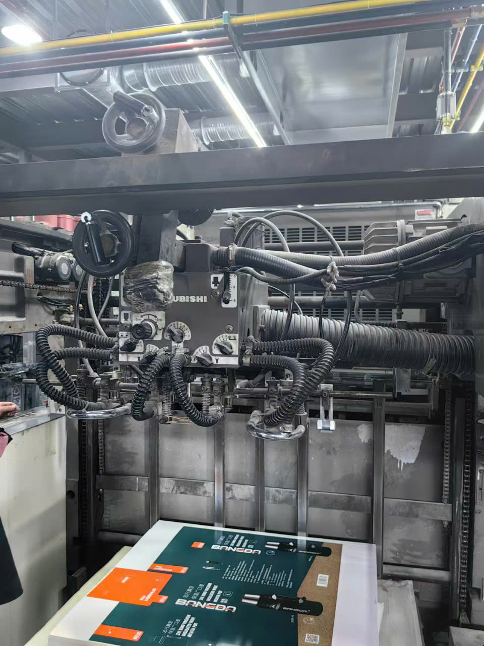 Mitsubishi D3000, 6 màu +1 tráng phủ, lắp kẽm tự động, 72x102cm